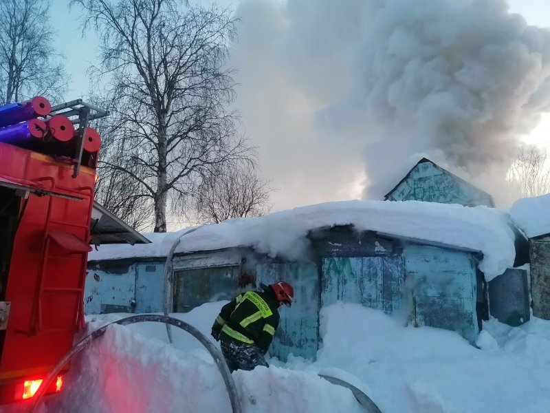 Из-за горящего гаража пострадал соседний в Апатитах