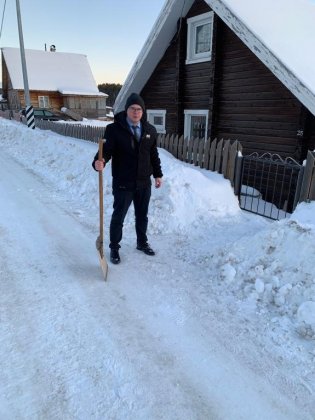 Дорожники засыпали снегом вход в дом инвалида в Умбе