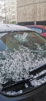 Снег «покалечил» десятки автомобилей в Мурманске