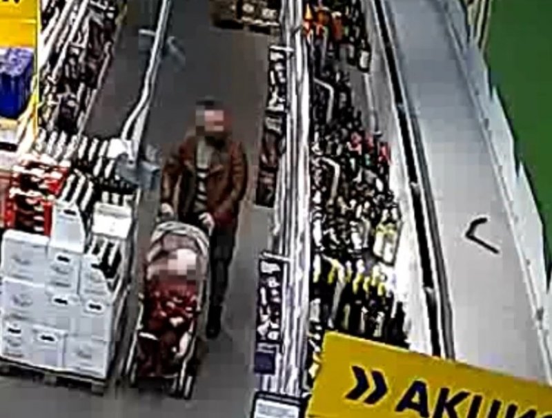 В детскую коляску спрятал 7 бытылок ворованного коньяка в магазине Мурманска