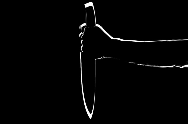 Нож в плечо вонзила сожителю жительница Апатитов