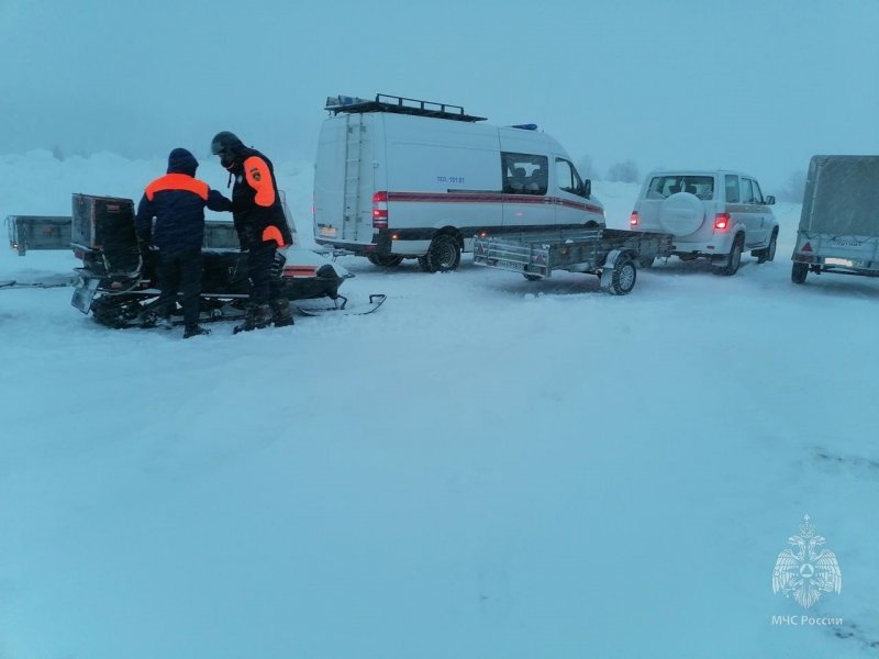 Ушел под воду снегоход: рыбаку понадобилась помощь спасателей в Кольском районе