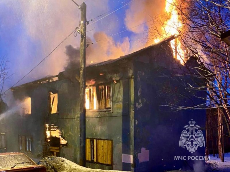 Сгорела крыша дома в Больничном городке Мурманска