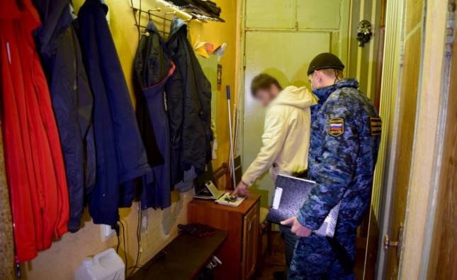 Алиментщик прятался дома у другого должника в Апатитах