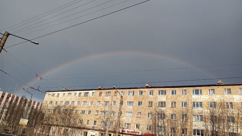 Первая весенняя радуга «разукрасила» небо Мурманска