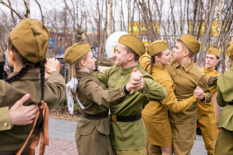 Случайный вальс станцевали на мурманском морвокзале ко Дню Победы