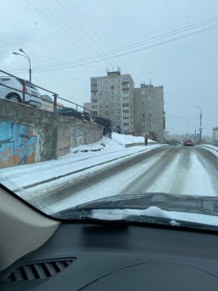 Повисла над тротуаром машина в Мурманске
