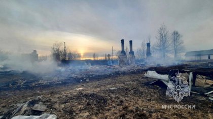 Погиб человек в горящем доме в Пулозере