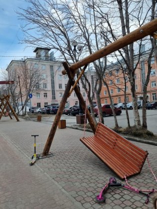Обрушились качели в Кировске