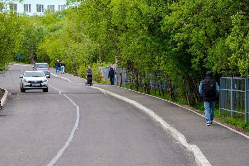 На месте «грунтовки» появились новые дорога и тротуары в Мурманске