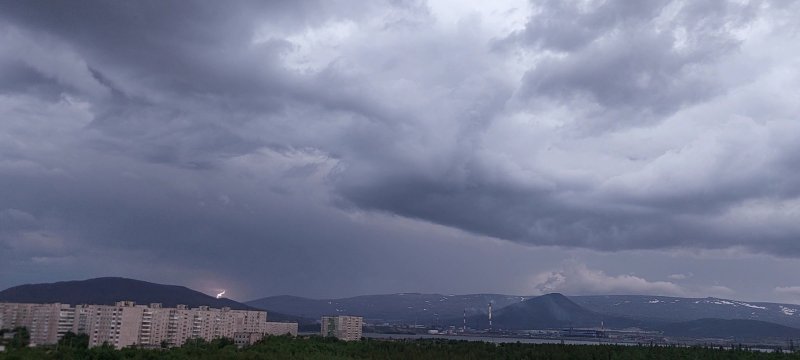 Грозы гремят в небе над Мурманской областью