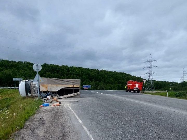 Фургон лег на бок на трассе «Мишуково - Снежногорск»
