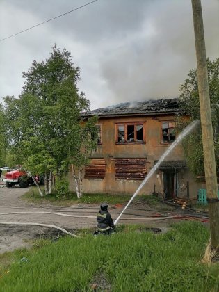 Обрушилась крыша горящего дома в Кандалакше