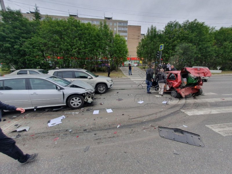 Авария заблокировала часть дороги на проспекте Кольском в Мурманске