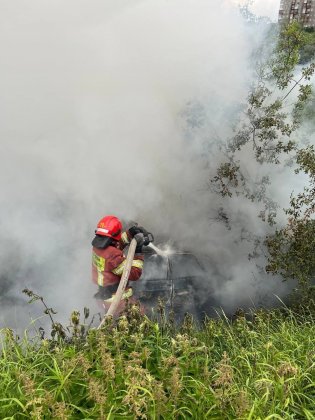 Дотла сгорел ВАЗ в Мурманске