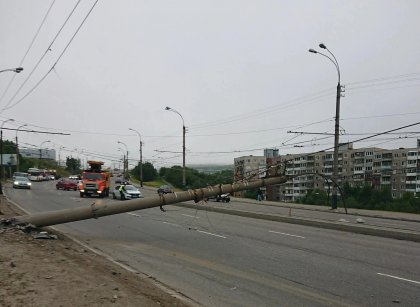 Сбитый внедорожником столб перекрыл Кольский проспект в Мурманске