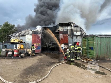 Обрушился горящий ангар с техникой в Кандалакше