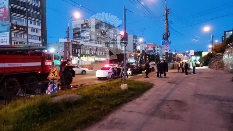 В Мурманске протаранила экскаватор иномарка: ее водитель был пьян