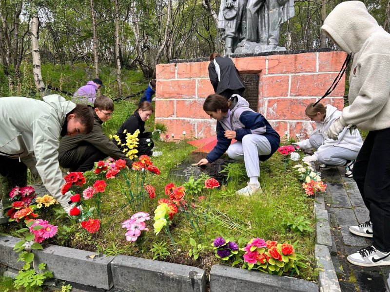 Благоустроили памятники подростки в Лиинахамари