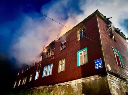 Частично обрушился горящий дом в Мурманске