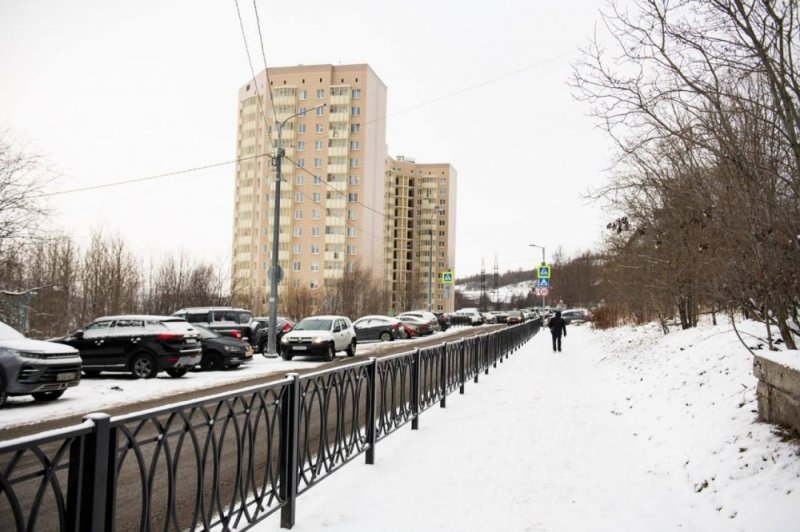 Новый светофор установили на пешеходной связи на улице Туристов в Мурманске