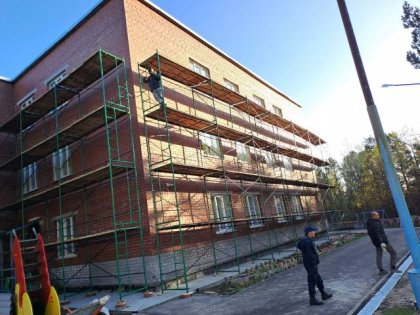 Три подрядчика обновляют здание и территорию детсада в Высоком