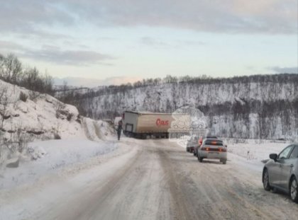 Фура заблокировала дорогу в Никель