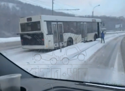 Автобус развернуло поперек дороги на Кольском проспекте в Мурманске