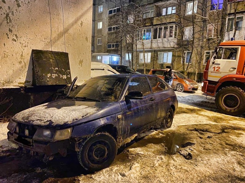 Обгорел салон отечественной легковушки в мурманском дворе