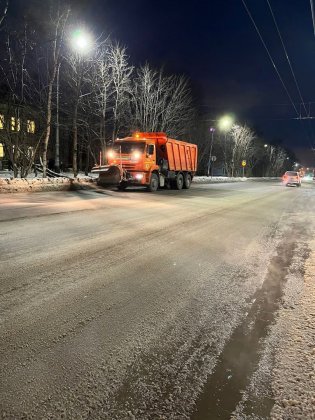 Затопило оживленную дорогу: коммунальную аварию ликвидировали в Мурманске
