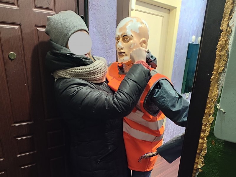 Ворвалась в чужую квартиру и избила ногой по лицу женщина в Никеле