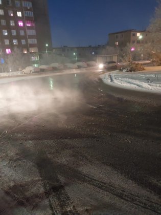 Из-за аварии на сетях залило водой дорогу в Мурманске