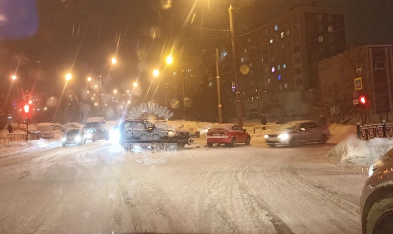 Авария спровоцировала огромную пробку в дальней Первомайке Мурманска