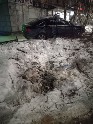 «Ауди» врезалась в дерево и забор: водителя ищут в Кандалакше