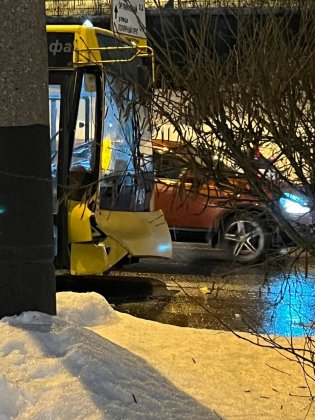 Трактор протаранил троллейбус в Мурманске