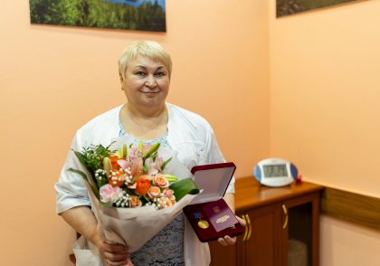 Медаль &quot;85 лет Мурманской области&quot; вручили директору стоматологии Мурманска