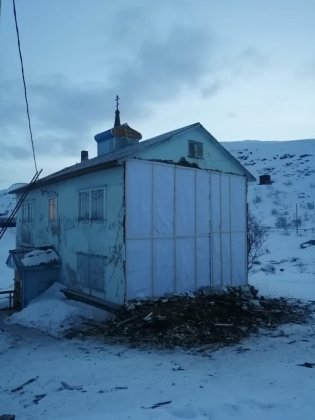 Ремонтируют обрушившийся фасад православного прихода в Териберке