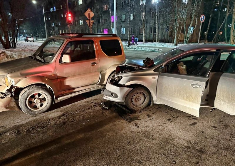 В Мурманске врезались Volkswagen и Suzuki - пострадал человек