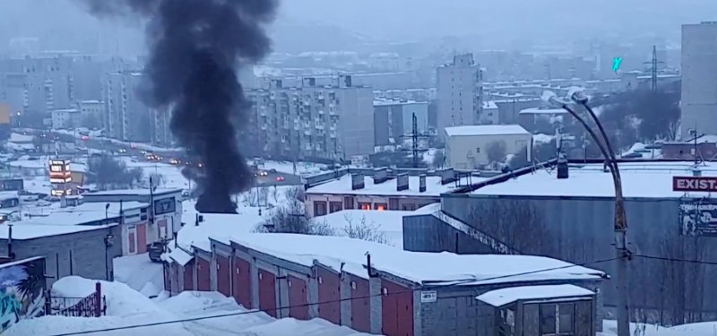 Пожар вспыхнул в гаражном кооперативе на выезде из Мурманска
