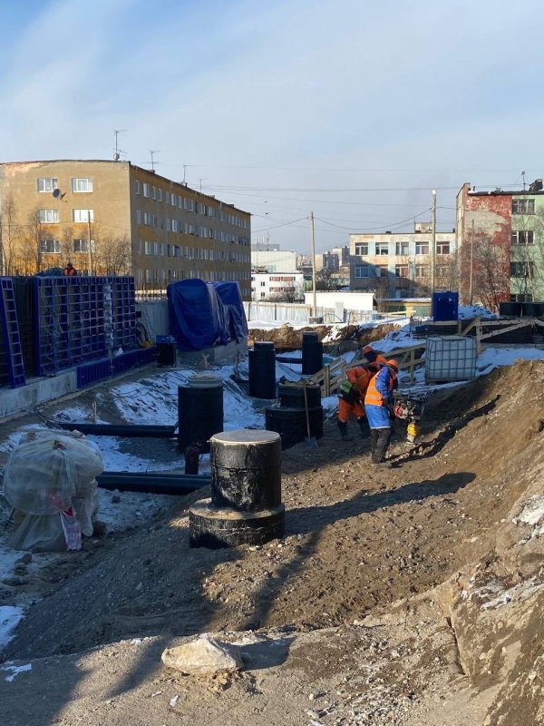 Опалубка стен подвала появилась у нового дома на Полярных Зорях