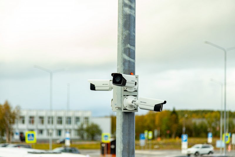 Разговаривающих по телефону водителей «ловит» камера в центре Мурманска