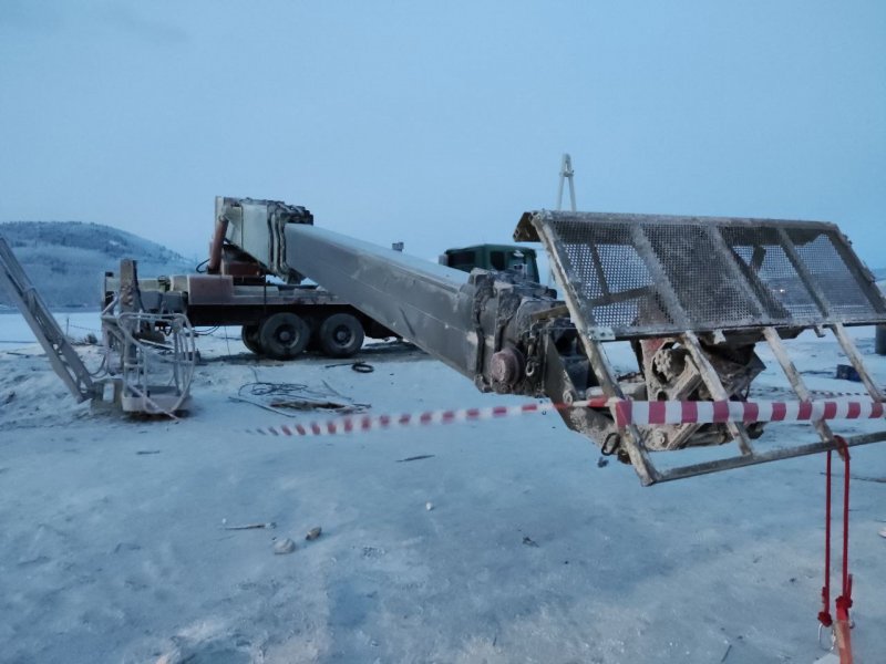 С 50-метровой высоты упал монтажник в Мурманской области