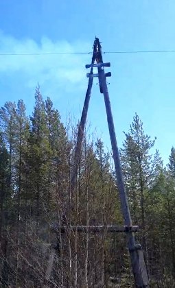 Внезапно вспыхнула деревянная опора ЛЭП в Верхнетуломском