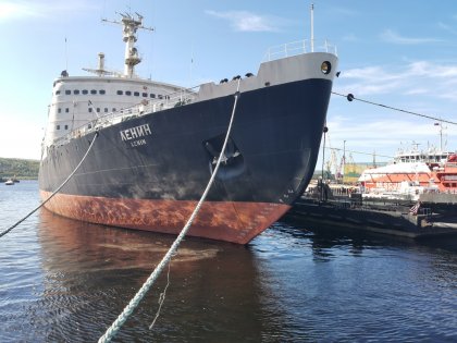Ледокол «Ленин» уведут с морвокзала Мурманска