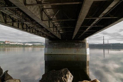 Грязный снег с Кольского моста сбрасывали в залив