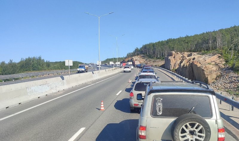 С пробки началось утро на мурманской «ленинградке»: идет ремонт