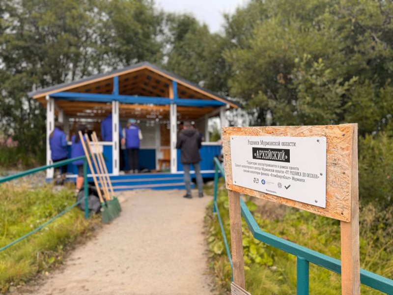 Поставили новую беседку на роднике по дороге в Мурманский аэропорт