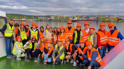 Студенты посмотрели на мурманский порт с катера