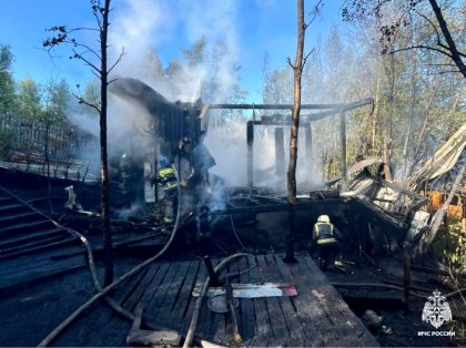 Жилой дом сгорел рано утром в Мурманске