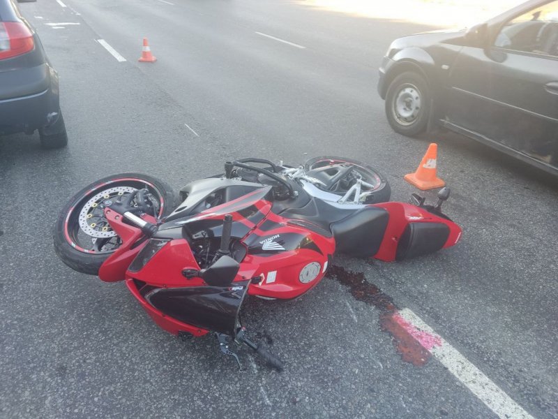 Ранен водитель мотоцикла: его «подрезала» иномарка в Мурманске